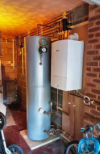 https://kensingtonplumbing.com.au/uploads/2025/06/hot-water-684599.jpg